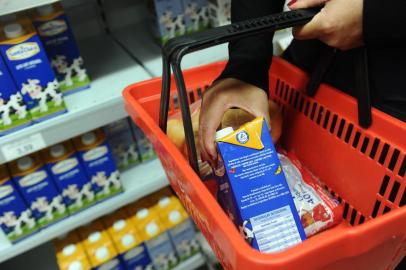  CAXIAS DO SUL, RS, BRASIL (03/04/2020)Como a crise do coronavírus está influenciando a mudança de hábitos de consumo. Na foto cesta básica de mercado. (Antonio Valiente/Agência RBS)<!-- NICAID(14468424) -->