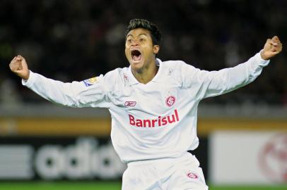 72812876Brazils Internacional midfielder Adriano reacts as he celebrates his winning goal after scoring against Spains FC Barcelona during the second half of the final match of the FIFA Club World Cup in Yokohama, suburban Tokyo, 17 December 2006. Internacional defeated Spains FC Barcelona 1-0 and clinched the title.     AFP PHOTO / KAZUHIRO NOGI (Photo by KAZUHIRO NOGI / AFP)Editoria: SPOLocal: YokohamaIndexador: KAZUHIRO NOGISecao: soccerFonte: AFP