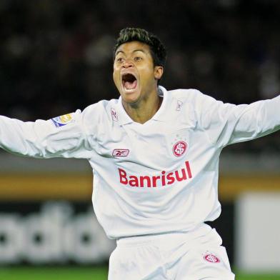 72812876Brazil's Internacional midfielder Adriano reacts as he celebrates his winning goal after scoring against Spain's FC Barcelona during the second half of the final match of the FIFA Club World Cup in Yokohama, suburban Tokyo, 17 December 2006. Internacional defeated Spain's FC Barcelona 1-0 and clinched the title.     AFP PHOTO / KAZUHIRO NOGI (Photo by KAZUHIRO NOGI / AFP)Editoria: SPOLocal: YokohamaIndexador: KAZUHIRO NOGISecao: soccerFonte: AFP