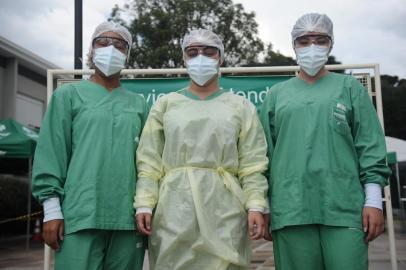  CAXIAS DO SUL, RS, BRASIL (01/04/2020)Pessoal sanitário equipado com equipos de proteção individual para tratar casos de coronavírus no Hospital da Unimed em Caxias do Sul. (Antonio Valiente/Agência RBS)<!-- NICAID(14466509) -->