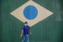  PORTO ALEGRE, RS, BRASIL - 2020.04.03 - Homem com máscara e bandeira brasileira, bairro sarandi, 14h00 (Foto: ANDRÉ ÁVILA/ Agência RBS)Indexador: Andre Avila<!-- NICAID(14468866) -->