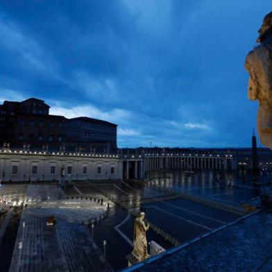  A general view shows Pope Francis (Rear L) presiding over a moment of prayer on the sagrato of St Peters Basilica, the platform at the top of the steps immediately in front of the façade of the Church, to be concluded with the Pope giving the Urbi et Orbi Blessing, on March 27, 2020 at St. Peters Square the Vatican. (Photo by YARA NARDI / POOL / AFP)Editoria: RELLocal: Vatican CityIndexador: YARA NARDISecao: popeFonte: POOLFotógrafo: STR<!-- NICAID(14463184) -->