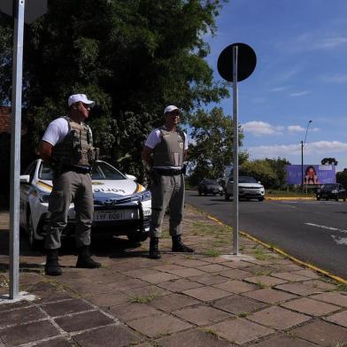  CAXIAS DO SUL, RS, BRASIL, 26/03/2020 -  BM nas ruas - como está o policiamento neste momento de crise. A cidade está vazia? O que os PMs tem encontrado? As pessoas aceitam as orientações de ficar em casa?  NA FOTO: Brigada em pontos estratégicos para oferecer segurança para a população. (Marcelo Casagrande/Agência RBS)<!-- NICAID(14461989) -->