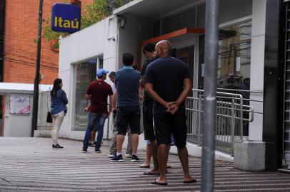  CAXIAS DO SUL, RS, BRASIL, 02/04/2020 - Para evitar aglomerações e conter a propagação do coronavírus, decreto mantém bancos fechados, e clientes tem acesso a caixas eletrônicos. A tendência é a formação de filas na frente dos bancos. (Marcelo Casagrande/Agência RBS)<!-- NICAID(14467371) -->