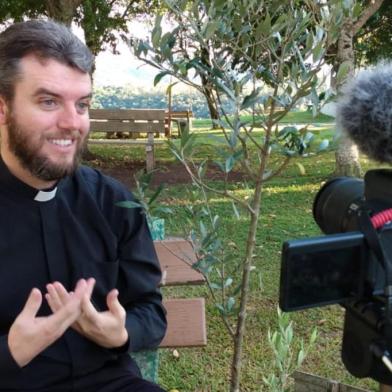 Padre Jocimar Romio  investe nos vídeos em tempos de distanciamento social<!-- NICAID(14468901) -->