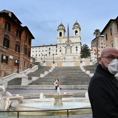  Um homem usando uma máscara de proteção caminha pela Escadaria Espanhola em uma praça di Spagna deserta no centro de Roma em 12 de março de 2020, enquanto a Itália fechava todas as lojas, exceto farmácias e lojas de alimentos, numa tentativa desesperada de impedir a propagação do coronavírus.A man wearing a protection mask walks by the Spanish Steps at a deserted Piazza di Spagna in central Rome on March 12, 2020, as Italy shut all stores except for pharmacies and food shops in a desperate bid to halt the spread of a coronavirus. (Photo by Alberto PIZZOLI / AFP)Editoria: HTHLocal: RomeIndexador: ALBERTO PIZZOLISecao: diseaseFonte: AFPFotógrafo: STF<!-- NICAID(14449440) -->