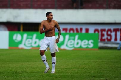 CAXIAS DO SUL, RS, BRASIL, 16/02/2020. SER Caxias x Ypiraga, jogo válido pela semifinal Taça Cel. Ewaldo Poeta, primeiro turno do Campeonato Gaúcho 2020 (Gauchão 2020), realizado no estádio Centenário. Comemoração do gol do Caxias, marcado pelo atacante Da Silva. (Porthus Junior/Agência RBS)<!-- NICAID(14421112) -->