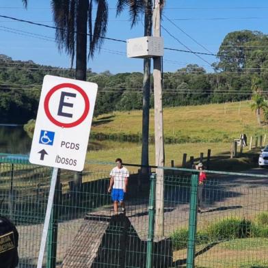 Guarda Municipal passou nos locais públicos da cidade neste sábado e domingo conscientizando a comunidade para ficar em casa<!-- NICAID(14469596) -->