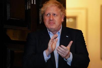  (FILES) In this file photo taken on April 02, 2020 A handout image released by 10 Downing Street, shows Britains Prime Minister Boris Johnson as he participates in a national clap for carers to show thanks for the work of Britains National Health Service (NHS) workers and frontline medical staff around the country as they battle with the novel coronavirus pandemic, in the doorway of 10 Downing Street in central London on April 2, 2020. - British Prime Minister Boris Johnson was taken to hospital on April 5, 2020 for tests, his office said, 10 days after he tested positive for coronavirus. Johnson, 55, announced he had mild symptoms of COVID-19 on March 27 and had been in self-isolation at his Downing Street residence for seven days. (Photo by Pippa FOWLES / 10 Downing Street / AFP) / RESTRICTED TO EDITORIAL USE - MANDATORY CREDIT AFP PHOTO / 10 DOWNING STREET / PIPPA FOWLES - NO MARKETING - NO ADVERTISING CAMPAIGNS - DISTRIBUTED AS A SERVICE TO CLIENTSEditoria: HTHLocal: LondonIndexador: PIPPA FOWLESSecao: epidemic and plagueFonte: 10 Downing StreetFotógrafo: Handout<!-- NICAID(14469724) -->