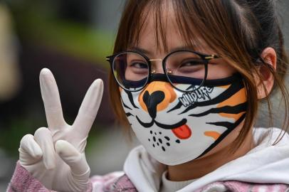  A woman wearing a face mask gestures on a street in Wuhan, Chinas central Hubei province on April 3, 2020. - Wuhan, the central Chinese city where the coronavirus first emerged last year, partly reopened on March 28 after more than two months of near total isolation for its population of 11 million. (Photo by Hector RETAMAL / AFP)Editoria: HTHLocal: WuhanIndexador: HECTOR RETAMALSecao: diseaseFonte: AFPFotógrafo: STF<!-- NICAID(14468554) -->