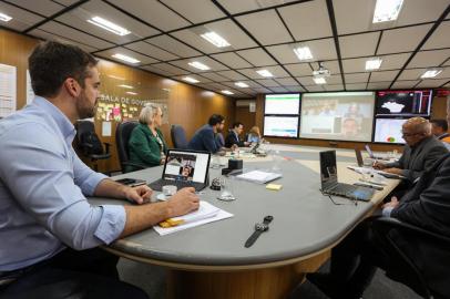   Governador Eduardo Leite define atuação contra coronavírus no Centro Administrativo do Estado, em Porto Alegre, com apoio da equipe. À esquerda, Arita Bergmann (Saúde), Claudio Gastal (Governança), Eduardo Cunha da Costa (PGE) e Leany Lemos (Planejamento). À direita, o chefe de gabinete Paulo Moralles.PORTO ALEGRE, RS, BRASIL, 02/04/2020 - O governador Eduardo Leite fez, nesta quinta-feira (2/4), mais uma transmissÃ£o ao vivo para atualizar a populaÃ§Ã£o a respeito do enfrentamento ao coronavÃ­rus no Estado. A transmissÃ£o ocorreu direto do Gabinete de Crise, no Centro Administrativo Fernando Ferrari (Caff), em Porto Alegre. Fotos: Felipe Dalla Valle/PalÃ¡cio PiratiniIndexador: Felipe Dalla Valle<!-- NICAID(14468024) -->