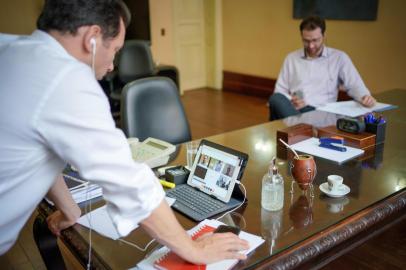 Gabinete do Prefeito Â© {year}O Prefeito Nelson Marchezan Junior define atuação contra coronavírus no Paço Municipal, em Porto Alegre, com apoio do secretário municipal da Saúde, Pablo Stürmer.FOTO: Jefferson Bernardes/ PMPALocal: Porto AlegreIndexador: Jefferson BernardesFonte: https://prefeitura.poa.br/Fotógrafo: Gabinete do Prefeito<!-- NICAID(14468009) -->