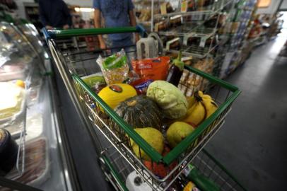  CAXIAS DO SUL, RS, BRASIL, 05/04/2020Produtos para comprar durante a quarentena.(Lucas Amorelli/Agência RBS)<!-- NICAID(14469453) -->