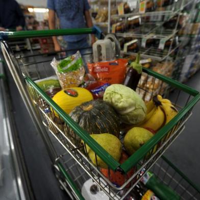  CAXIAS DO SUL, RS, BRASIL, 05/04/2020Produtos para comprar durante a quarentena.(Lucas Amorelli/Agência RBS)<!-- NICAID(14469453) -->