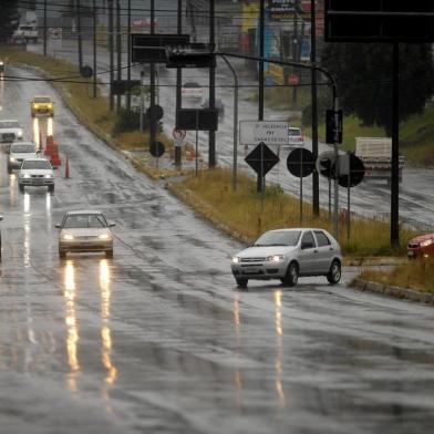  CAXIAS DO SUL, RS, BRASIL, 06/04/2020Movimento nas avenidas e ruas da cidade no primeiro dia em que as algumas empresas podem voltar a trabalhar.(Lucas Amorelli/Agência RBS)<!-- NICAID(14469933) -->