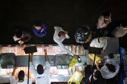  ****EM BAIXA****PORTO ALEGRE, RS, BRASIL, 06-04-2020: Movimento de clientes em compras no Mercado Público de Porto Alegre. Com a tradicional Feira do Peixe cancelada devido à pandemia, a prefeitura de Porto Alegre estabeleceu regras especiais para o atendimento da demanda na Semana Santa. (Foto: Mateus Bruxel / Agência RBS)<!-- NICAID(14470151) -->