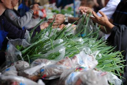  CAXIAS DO SUL, RS, BRASIL, 22/04/2016 - Com o aumento no preço das frutas e dos legumes, caxienses frequentam mais feiras econômicas, como o Ponto de Safra. (JONAS RAMOS/AGÊNCIA RBS)<!-- NICAID(12153835) -->