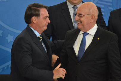 Bolsonaro  TransmissÃ£o Dos Cargos De Ministros Da Casa Civil BRASILIA, DF, 18.02.2020 - Bolsonaro Solenidade, Transmissão De Cargo - O presidente Jair Bolsonaro, Davi Alcolumbre, Onix Lorenzoni, Osmar Terra e o Novo Ministro da Casa Civil, General Braga Netto,Cerimônia de Transmissão dos Cargos de Ministros da Casa Civil e da Cidadania - (Foto: Renato Costa/FramePhoto/Folhapress) Local: BRASILIA ;DF ;BRASIL<!-- NICAID(14470450) -->