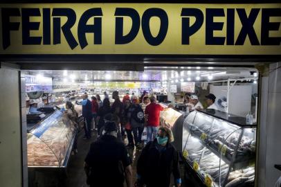  PORTO ALEGRE, RS, BRASIL, 06-04-2020: Movimento de clientes em compras no Mercado Público de Porto Alegre. Com a tradicional Feira do Peixe cancelada devido à pandemia, a prefeitura de Porto Alegre estabeleceu regras especiais para o atendimento da demanda na Semana Santa. (Foto: Mateus Bruxel / Agência RBS)Indexador: Mateus Bruxel