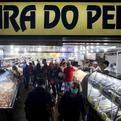  PORTO ALEGRE, RS, BRASIL, 06-04-2020: Movimento de clientes em compras no Mercado Público de Porto Alegre. Com a tradicional Feira do Peixe cancelada devido à pandemia, a prefeitura de Porto Alegre estabeleceu regras especiais para o atendimento da demanda na Semana Santa. (Foto: Mateus Bruxel / Agência RBS)Indexador: Mateus Bruxel