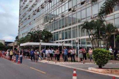  Pessoas prestam apoio ao ministro Luiz Henrique Mandetta, em Brasília.<!-- NICAID(14470500) -->