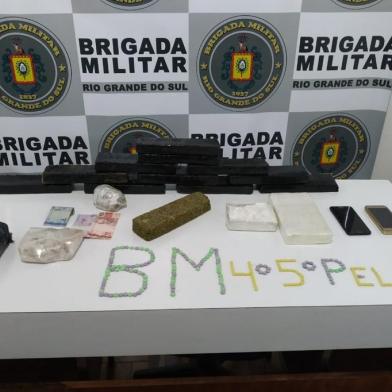 Um homem e uma mulher foram detidos pela Brigada Militar com quase 10 kg de drogas no interior de Guaporé. As prisões ocorreram pouco antes das 4h30min desta terça-feira (7), na ERS-129, Linha 02. A identidade dos envolvidos não foi divulgada. <!-- NICAID(14470918) -->