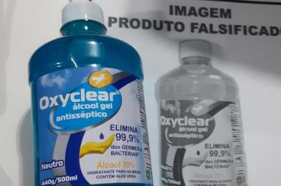  PORTO ALEGRE, RS, BRASIL, 07/04/2020- Garrafas de álcool gel falsificado foram apreendidas na noite desta segunda-feira (6) na BR-101, em Osório. A Polícia Rodoviária Federal (PRF) abordou um caminhão no quilômetro 83 e encontrou o material. Foto:  Polícia Rodoviária Federal / Divulgação<!-- NICAID(14471019) -->