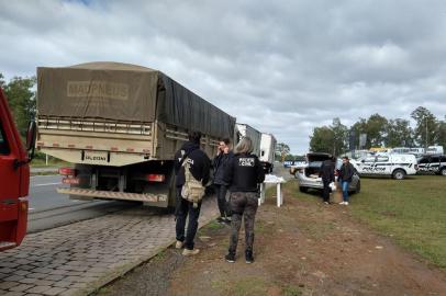 Barreira sanitária. Policiais orientam e doam kits a caminhoneiros em Caxias do Sul. Ação do Sest/Senat contou com apoio da Polícia Civil, Comando Rodoviário da Brigada Militar e Instituto Geral de Perícias.<!-- NICAID(14471671) -->