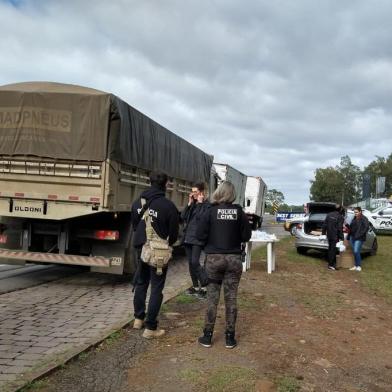 Barreira sanitária. Policiais orientam e doam kits a caminhoneiros em Caxias do Sul. Ação do Sest/Senat contou com apoio da Polícia Civil, Comando Rodoviário da Brigada Militar e Instituto Geral de Perícias.<!-- NICAID(14471671) -->