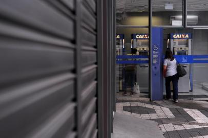  CAXIAS DO SUL, RS, BRASIL, 02/04/2020 - Para evitar aglomerações e conter a propagação do coronavírus, decreto mantém bancos fechados, e clientes tem acesso a caixas eletrônicos. A tendência é a formação de filas na frente dos bancos. (Marcelo Casagrande/Agência RBS)<!-- NICAID(14467325) -->