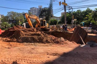 Uma tubulação de gás natural rompeu na manhã desta terça-feira (7), na Rua Anita Garibaldi, no bairro Boa Vista, zona norte de Porto Alegre. A Secretaria Municipal de Infraestrutura e Mobilidade Urbana (SMIM) realiza uma obra de drenagem do Arroio Areia no local.<!-- NICAID(14471706) -->