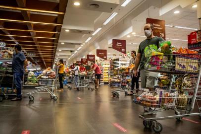  PORTO ALEGRE, RS, BRASIL - 06/04/2020 Os efeitos da epidemia de coronavirus refletem em adaptações no comércio e na prestação de serviços. Na foto, o mercado Bourbon da Avenida Ipiranga. O estabelecimento reduziu a quantia de clientes circulando, o que gera uma fila de espera. Os carrinhos e cestinhas de compras são higienizados. As filas para o caixa agora tem marcação no chão, indicando aos clientes qual a distância segura. As atendentes dos caixas usam equipamento de proteção. Na foto, de máscara no canto direito, José Antonio Maciel. (Foto: Marco Favero/Agencia RBS)<!-- NICAID(14470794) -->