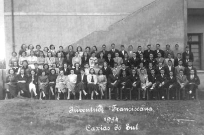 A Juventude Franciscana da Paróquia Imaculada Conceição em 1954.<!-- NICAID(14471369) -->