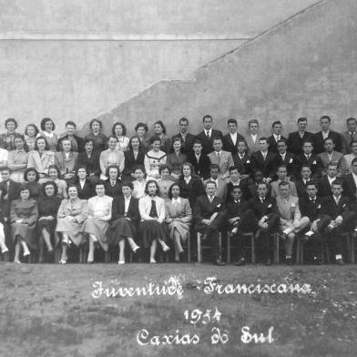 A Juventude Franciscana da Paróquia Imaculada Conceição em 1954.<!-- NICAID(14471369) -->