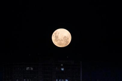  PORTO ALEGRE, RS, BRASIL - 07.04.2020 - Super Lua na noite de terça-feira, na Capital. (Foto: Jefferson Botega/Agencia RBS)Indexador: Jeff Botega<!-- NICAID(14471753) -->