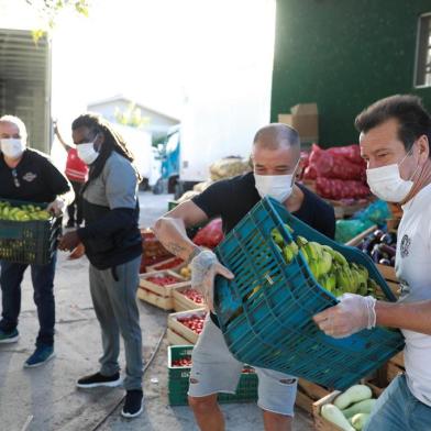 Former Brazil's head soccer coach Dunga and Internacional's soccer club player Andres D'Alessandro help with food distribution to poor people, amid the coronavirus disease (COVID-19) outbreak, in Porto Alegre**USO IMPRESSO E NO SITE** World Cup winning captain in 1994 and former Brazil's head soccer coach Dunga and Internacional's soccer club player Andres D'Alessandro help with food distribution to poor people, amid the coronavirus disease (COVID-19) outbreak, in Porto Alegre, Brazil, April 7, 2020. REUTERS/Diego Vara ORG XMIT: GGG-POA08Local: PORTO ALEGRE ;Brazil<!-- NICAID(14471747) -->