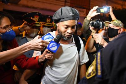  Brazilian retired football player Ronaldinho arrives at a hotel in Asuncion where he and his brother will serve house arrest after a judge ordered their release from jail on April 7, 2020. - A judge in Paraguay ordered the release of Ronaldinho and his brother Roberto Assis into house arrest after the siblings spent almost exactly a month in jail awaiting trial on charges of using false passports to enter Paraguay. Lawyers for the men posted bail of $1.6 million. (Photo by Norberto DUARTE / AFP)Editoria: CLJLocal: AsuncionIndexador: NORBERTO DUARTESecao: soccerFonte: AFPFotógrafo: STR<!-- NICAID(14471828) -->