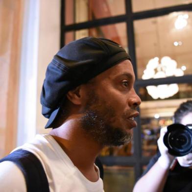  Brazilian retired football player Ronaldinho arrives at a hotel in Asuncion where he and his brother will serve house arrest after a judge ordered their release from jail on April 7, 2020. - A judge in Paraguay ordered the release of Ronaldinho and his brother Roberto Assis into house arrest after the siblings spent almost exactly a month in jail awaiting trial on charges of using false passports to enter Paraguay. Lawyers for the men posted bail of $1.6 million. (Photo by Norberto DUARTE / AFP)Editoria: CLJLocal: AsuncionIndexador: NORBERTO DUARTESecao: soccerFonte: AFPFotógrafo: STR<!-- NICAID(14471832) -->