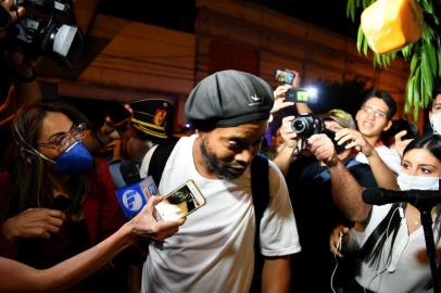  Brazilian retired football player Ronaldinho arrives at a hotel in Asuncion where he and his brother will serve house arrest after a judge ordered their release from jail on April 7, 2020. - A judge in Paraguay ordered the release of Ronaldinho and his brother Roberto Assis into house arrest after the siblings spent almost exactly a month in jail awaiting trial on charges of using false passports to enter Paraguay. Lawyers for the men posted bail of $1.6 million. (Photo by Norberto DUARTE / AFP)Editoria: CLJLocal: AsuncionIndexador: NORBERTO DUARTESecao: soccerFonte: AFPFotógrafo: STR<!-- NICAID(14471833) -->