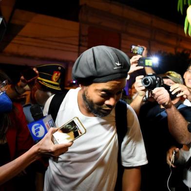  Brazilian retired football player Ronaldinho arrives at a hotel in Asuncion where he and his brother will serve house arrest after a judge ordered their release from jail on April 7, 2020. - A judge in Paraguay ordered the release of Ronaldinho and his brother Roberto Assis into house arrest after the siblings spent almost exactly a month in jail awaiting trial on charges of using false passports to enter Paraguay. Lawyers for the men posted bail of $1.6 million. (Photo by Norberto DUARTE / AFP)Editoria: CLJLocal: AsuncionIndexador: NORBERTO DUARTESecao: soccerFonte: AFPFotógrafo: STR<!-- NICAID(14471833) -->