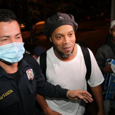  A equipe de advogados de Ronaldinho e Assis conseguiu a transferência dos dois para a prisão domiciliar no Paraguai. Na noite desta terça-feira (7), os irmãos deixaram a Agrupación Especializada da Polícia Nacional do Paraguai e chegaram ao Hotel Palmaroga, na região central de Assunção.<!-- NICAID(14471870) -->