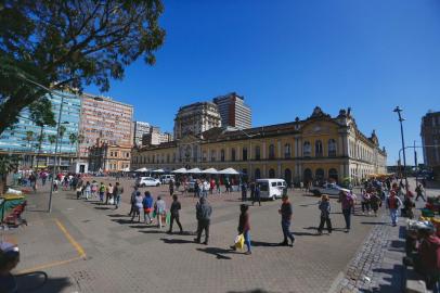  PORTO ALEGRE, RS, BRASIL, 08/04/2020- Movimento no Mercado Público. Foto: Lauro Alves / Agencia RBS<!-- NICAID(14471994) -->