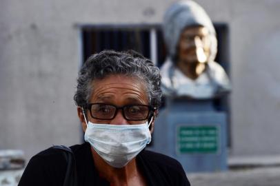 An elderly lady wears a protective face mask, in an attempt to prevent catching the new Coronavirus, COVID-19, in Tegucigalpa, on March 13, 2020. - The Honduran government has suspended classes at schools and universities. (Photo by ORLANDO SIERRA / AFP)<!-- NICAID(14455047) -->