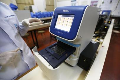  PORTO ALEGRE, RS, BRASIL, 07-04-2020: Instituto de Ciências Básicas da Saúde, da UFRGS, se prepara para iniciar testes de detecção do Covid-19. Na foto um Termociclador, equipamento responsável pelo efetuamento de exame PCR em tempo real (FOTO FÉLIX ZUCCO/AGÊNCIA RBS, Editoria de Notícias).<!-- NICAID(14471501) -->