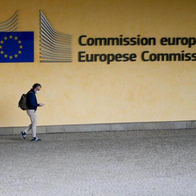  A man wearing a protective face masks walks in front of the European Commission building in Brussels on April 8, 2020, three weeks into a lockdown to stop the spread of COVID-19, the disease caused by the novel coronavirus. (Photo by Aris Oikonomou / AFP)Editoria: HTHLocal: BrusselsIndexador: ARIS OIKONOMOUSecao: diseaseFonte: AFPFotógrafo: STR<!-- NICAID(14472520) -->