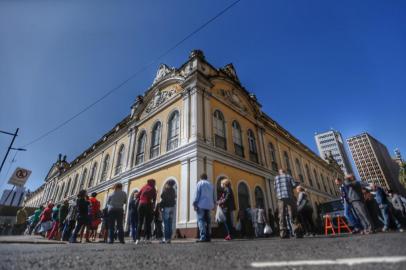  PORTO ALEGRE, RS, BRASIL, 08/04/2020- Movimento no Mercado Público. Foto: Lauro Alves / Agencia RBS<!-- NICAID(14471995) -->