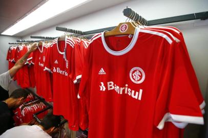  PORTO ALEGRE, RS, BRASIL, 06-01-2020: Primeiro dia de vendas das novas camisetas do Inter, feita pela Adidas, na loja Intershop no Estádio Beira Rio (FOTO FÉLIX ZUCCO/AGÊNCIA RBS, Editoria de Esportes).<!-- NICAID(14377740) -->