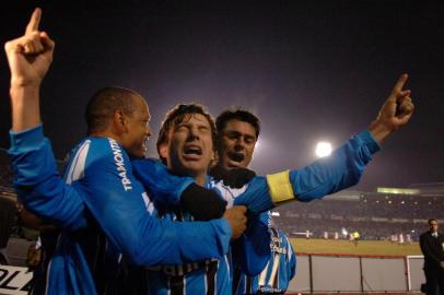 *** R.Duarte - Grêmio X Santos 4 ***Grêmio e Santos fazem o primeiro jogo da semifinal da Copa Libertadores da América 2007 no Estádio Olímpico, em Porto Alegre.Na foto, o capitão Tcheco abre o placar com gol de pênalti e sai para comemorar com a torcida.