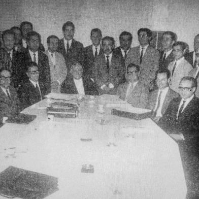 Convenção de 1970 da Fras-Le: Delfino Ronchetti (sentado à direita) junto a Francisco Stedile, Mario Baldissera, Ary Osório de Azevedo, Miguel Zanandréa e Alfredo Stedile <!-- NICAID(14472077) -->