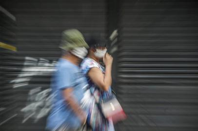  PORTO ALEGRE, RS, BRASIL - 2020.02.25 - Crise econômica. Impacto do Coronavírus é visto com comércio fechado, poucas pessoas na rua e consumo reduzido. (Foto: André Ávila/Agência RBS)Indexador: Andre Avila<!-- NICAID(14461024) -->